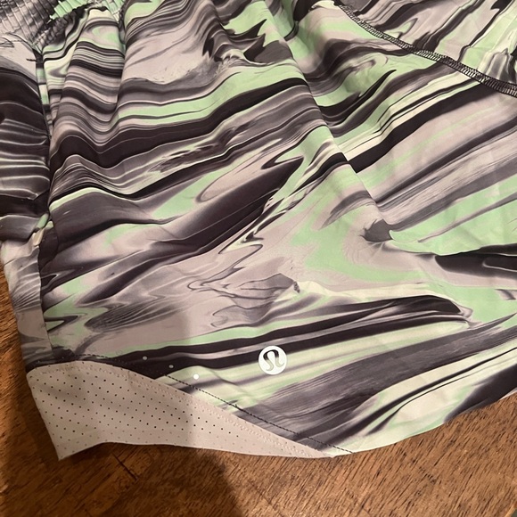 Lululemon Women's Hotty Hot High-Rise Short 4" Paint Glide Warp Multi/Chrome - Picture 9 of 10